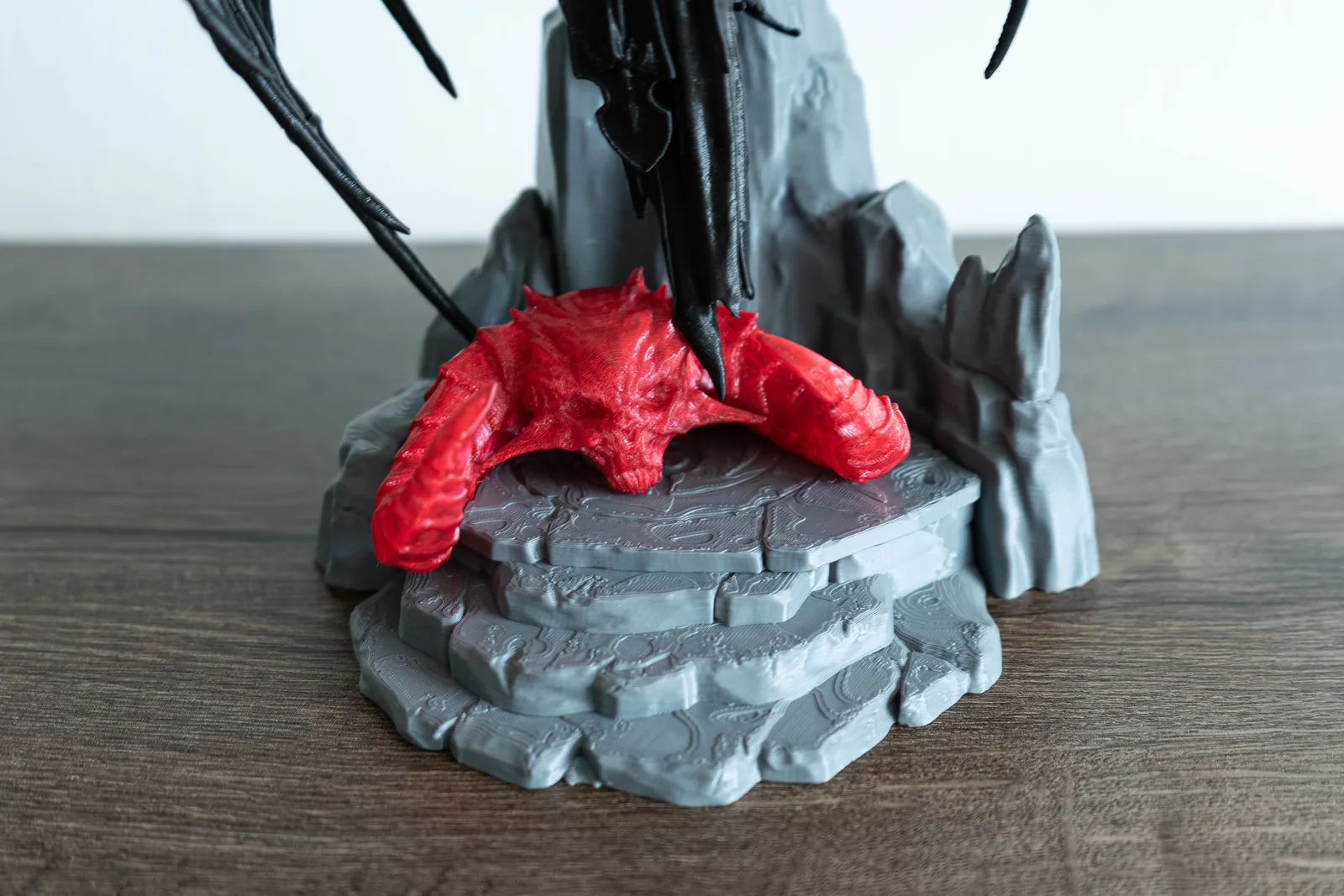 Detail červeného draka a šedého podstavce na 3D tištěné fantasy soše
