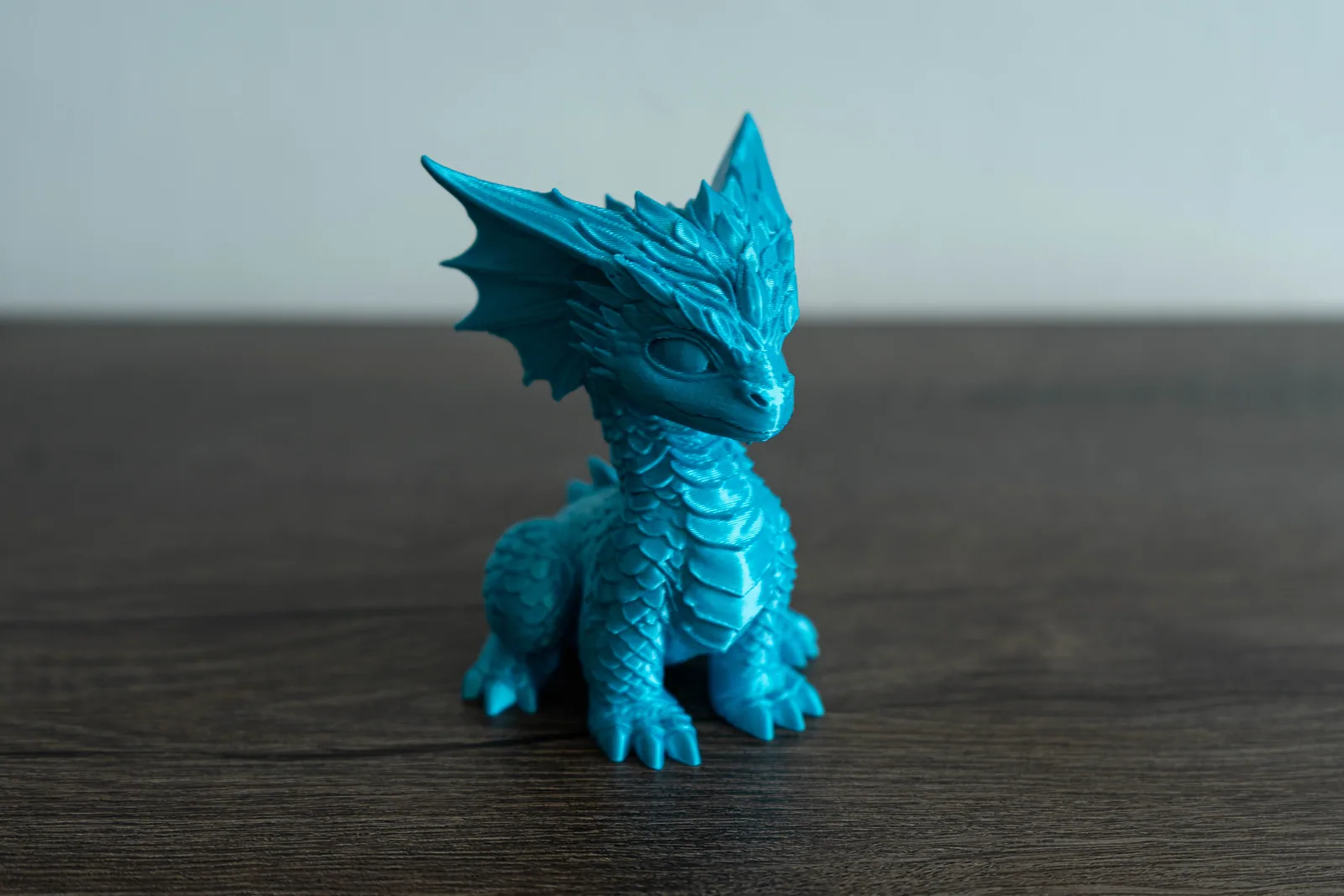 Modrý 3D tištěný drak s detailní kresbou šupin a křídel